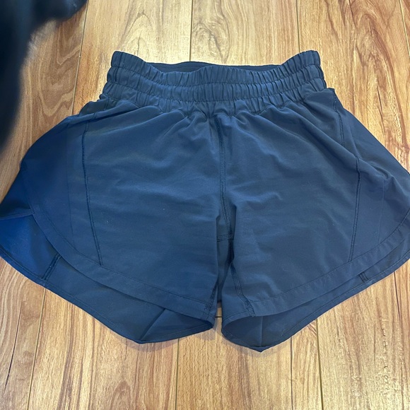Lululemon Mid rise track that 5” short true navy - Picture 4 of 4